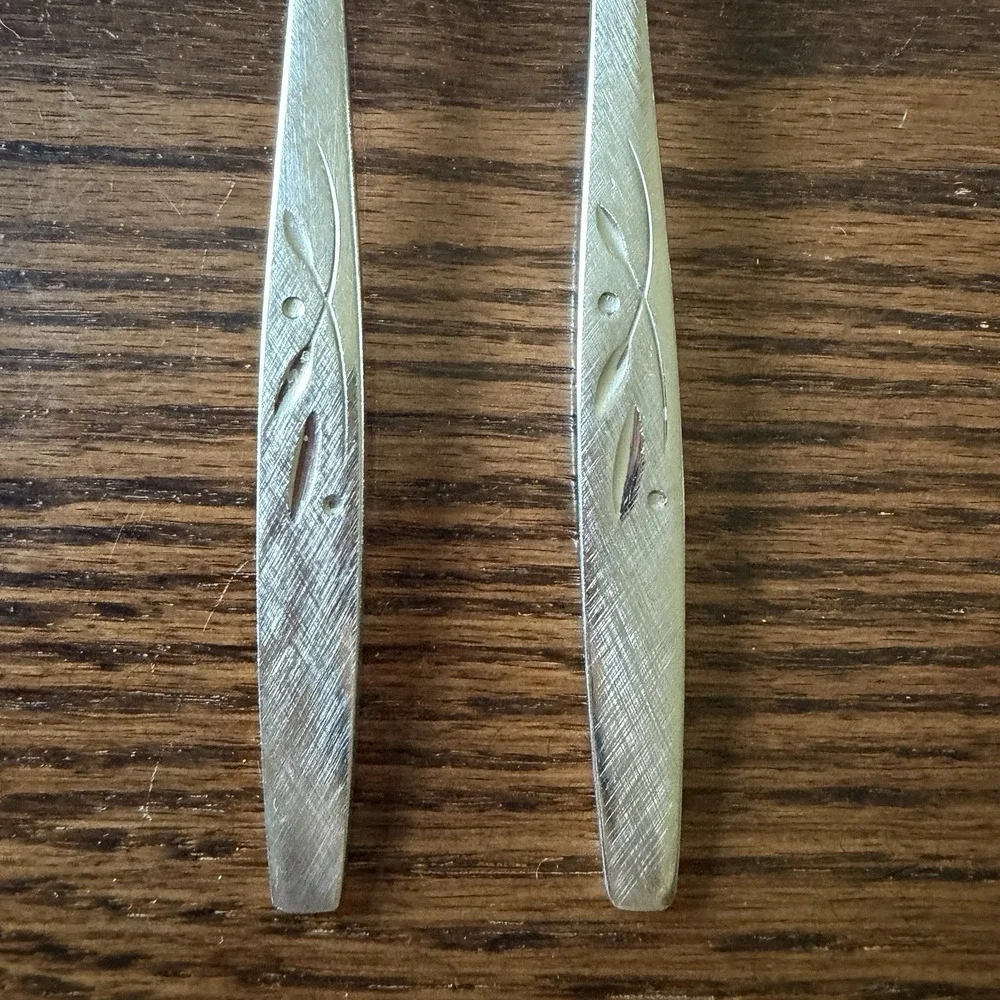 Set of 2 Oneida Heirloom WILL O' WISP 7 5/8